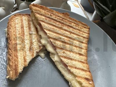 Karštas sumuštinis pusryčiams pagrindine nuotrauka