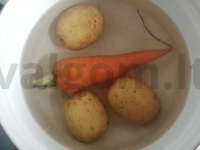 Salotas „Švelnumas“ su marinuotais grybais Žingsnis 1