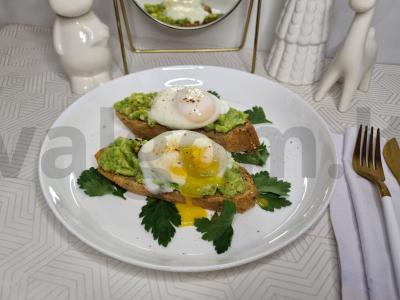 Avokado ir kiaušinio ant tosto pagrindine nuotrauka