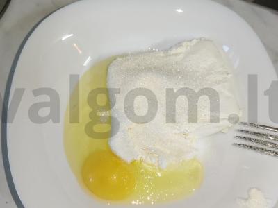 Švelnūs varškėčiai su ryžių miltais Žingsnis 1