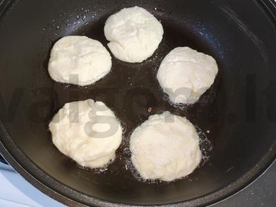 Švelnūs varškėčiai su ryžių miltais Žingsnis 3