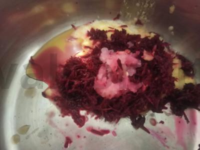 Bulvių ir burokėlių blynai su svogūnais Žingsnis 1