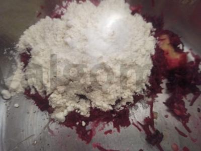 Bulvių ir burokėlių blynai su svogūnais Žingsnis 2