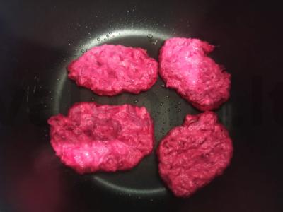 Bulvių ir burokėlių blynai su svogūnais Žingsnis 3