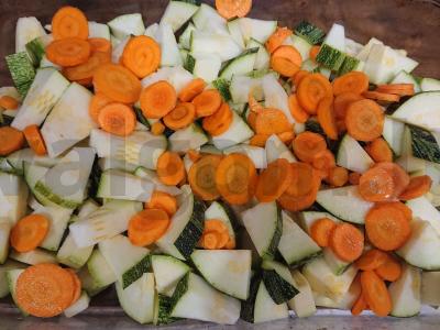 Cukinijos, troškintos su daržovėmis ir dešrelėmis Žingsnis 2