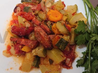 Cukinijos, troškintos su daržovėmis ir dešrelėmis pagrindine nuotrauka