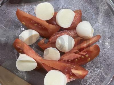 Salotos su pomidorais ir mocarela užkandžiui Žingsnis 2