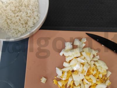 Salotos su krabų lazdelėmis ir sojų padažu Žingsnis 1