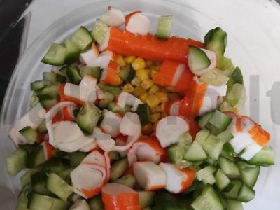 Salotos su krabų lazdelėmis ir sojų padažu Žingsnis 2