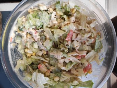 Salotos su krabų lazdelėmis ir sojų padažu pagrindine nuotrauka