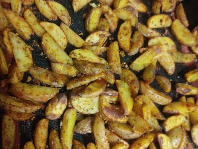 Aštrus bulvių patiekalas kaimišku stiliumi pagrindine nuotrauka