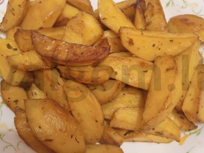 Kaimiški bulvės su čili pipirais ir prieskoniais pagrindine nuotrauka