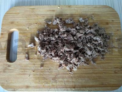 Olivje salotas su virta jautiena ir marinuotais agurkais Žingsnis 1