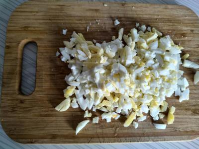 Olivje salotas su virta jautiena ir marinuotais agurkais Žingsnis 4