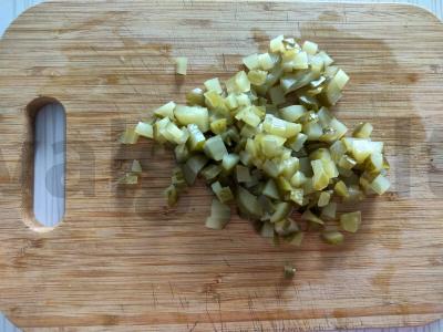 Olivje salotas su virta jautiena ir marinuotais agurkais Žingsnis 5