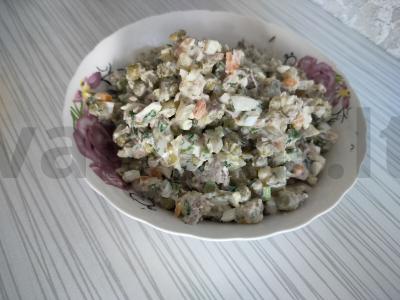 Olivje salotas su virta jautiena ir marinuotais agurkais Žingsnis 7