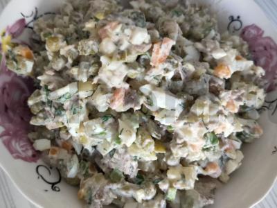 Olivje salotas su virta jautiena ir marinuotais agurkais pagrindine nuotrauka