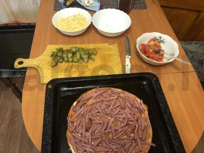 Greita pica su rūkytomis dešromis, agurkais ir kečupu Žingsnis 1