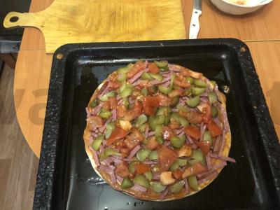 Greita pica su rūkytomis dešromis, agurkais ir kečupu Žingsnis 2