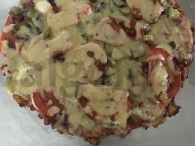 Greita pica su rūkytomis dešromis, agurkais ir kečupu pagrindine nuotrauka