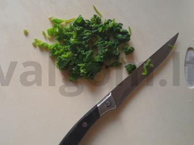 Salotas su burokėlių lapais ir pomidorais Žingsnis 3