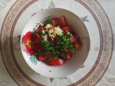 Salotas su burokėlių lapais ir pomidorais Žingsnis 4