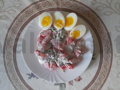 Salotas su burokėlių lapais ir pomidorais pagrindine nuotrauka