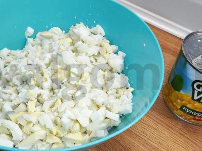 Krabų salotos su kukurūzais Žingsnis 4