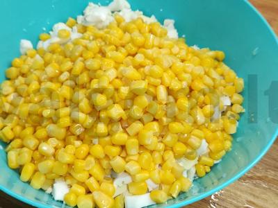 Krabų salotos su kukurūzais Žingsnis 6