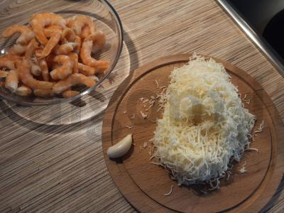 Pasta su krevetėmis sūrio-grietinėlės padaže Žingsnis 1