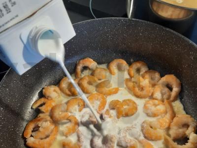 Pasta su krevetėmis sūrio-grietinėlės padaže Žingsnis 5