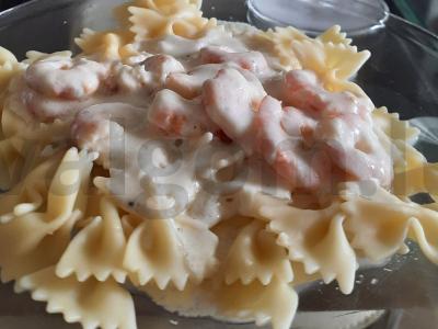 Pasta su krevetėmis sūrio-grietinėlės padaže pagrindine nuotrauka