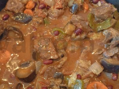 Jautienos troškinys su raudonaisiais pupelėmis, baklažanais ir paprika pagrindine nuotrauka