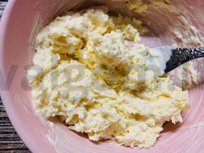 Šoninė su sūriu ir česnaku „Kornetikai“ Žingsnis 3