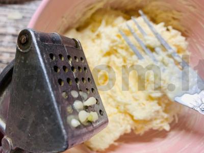 Šoninė su sūriu ir česnaku „Kornetikai“ Žingsnis 4