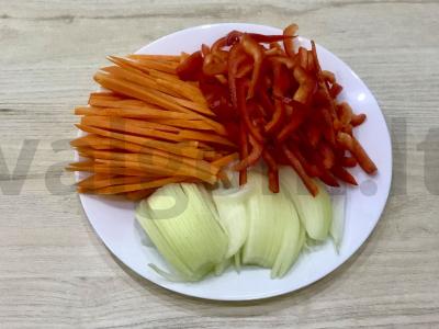 Nudelių patiekalas su keptomis daržovėmis Žingsnis 3