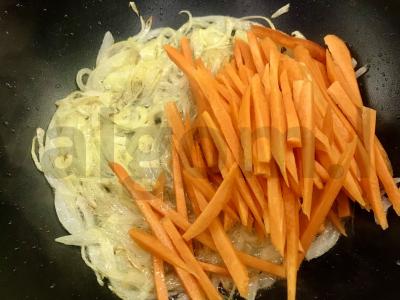 Nudelių patiekalas su keptomis daržovėmis Žingsnis 4