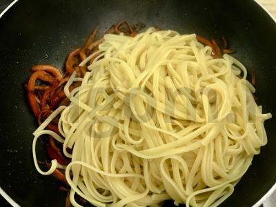 Nudelių patiekalas su keptomis daržovėmis Žingsnis 6