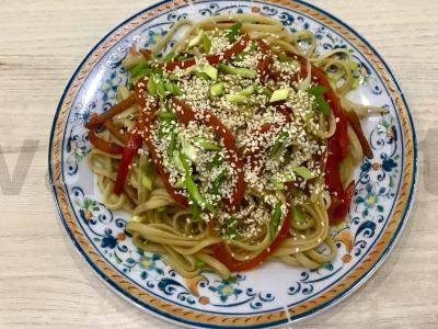 Nudelių patiekalas su keptomis daržovėmis pagrindine nuotrauka