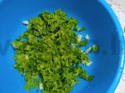 Vasaros salotos su kalendra ir žaliuoju svogūnu Žingsnis 1