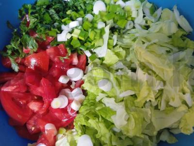 Vasaros salotos su kalendra ir žaliuoju svogūnu Žingsnis 3