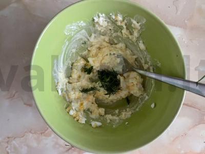 Tostai su kiaušiniu, šprotais ir marinuotais agurkais Žingsnis 3