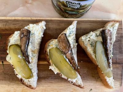 Tostai su kiaušiniu, šprotais ir marinuotais agurkais Žingsnis 5