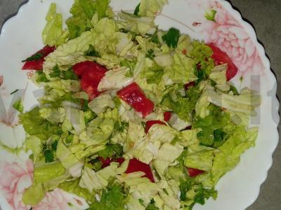 Vasaros salotos su kalendra ir žaliuoju svogūnu pagrindine nuotrauka