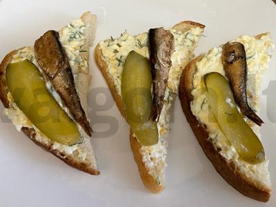 Tostai su kiaušiniu, šprotais ir marinuotais agurkais pagrindine nuotrauka