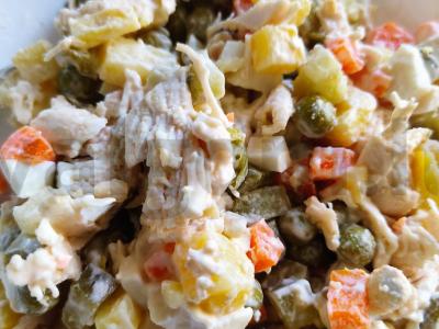 Olivje su vištiena pagrindine nuotrauka