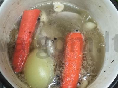 Sluoksniuotas salotas su sūriu, marinuotais agurkais ir kiaulės liežuviu Žingsnis 1