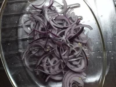 Sluoksniuotas salotas su sūriu, marinuotais agurkais ir kiaulės liežuviu Žingsnis 2