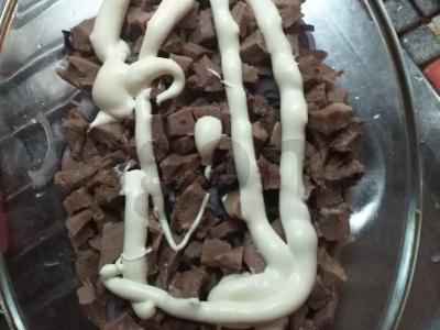 Sluoksniuotas salotas su sūriu, marinuotais agurkais ir kiaulės liežuviu Žingsnis 3