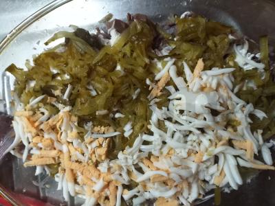 Sluoksniuotas salotas su sūriu, marinuotais agurkais ir kiaulės liežuviu Žingsnis 4